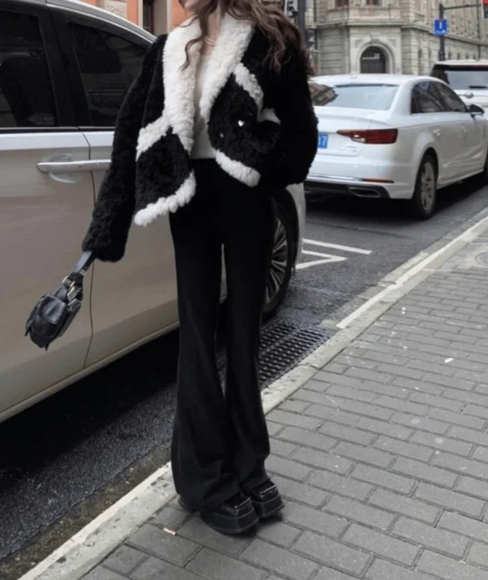 STACEY FELLJACKE SCHWARZ WEIß LOOK