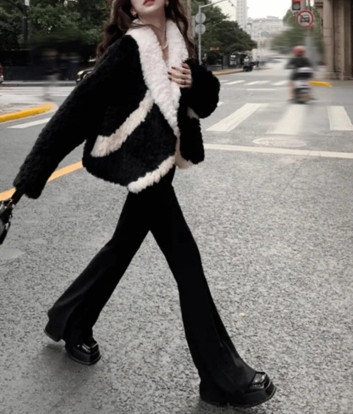 STACEY FELLJACKE SCHWARZ WEIß LOOK